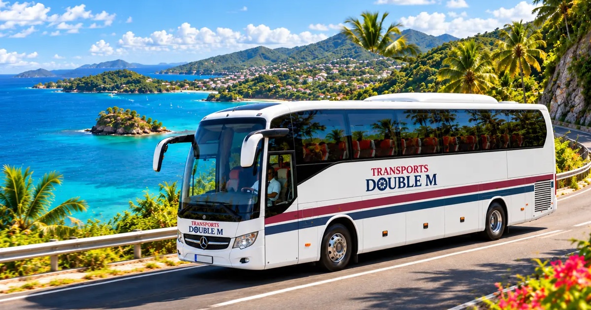 Des voyageurs montent à bord d'un autocar sur une route de Guadeloupe